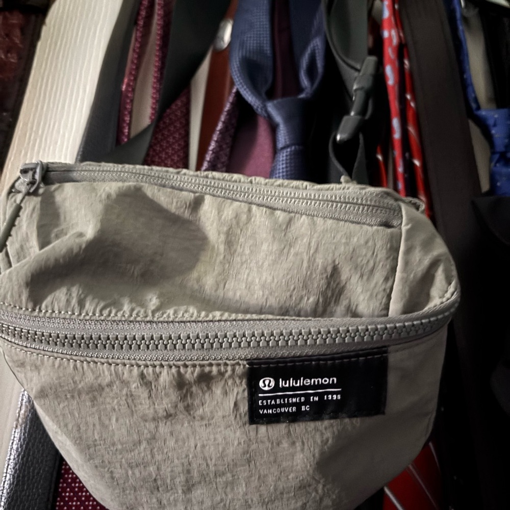 lululemon athletica Men's Belt Bag in Gray